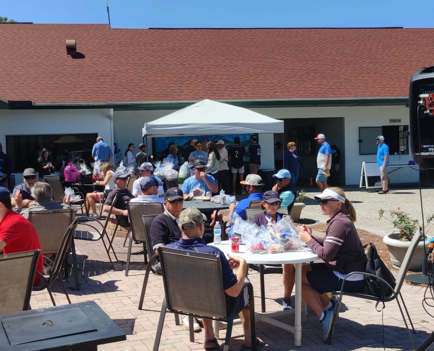 guests dining outside the clubhouse
